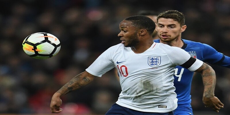 Raheem Sterling thi đấu dưới màu áo đội tuyển Anh
